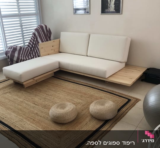 כריות עגולות על שטיח חום בסלון